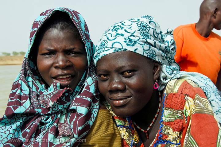 Pictures Of Mali - Niger-0018 - Girls At The Ferry