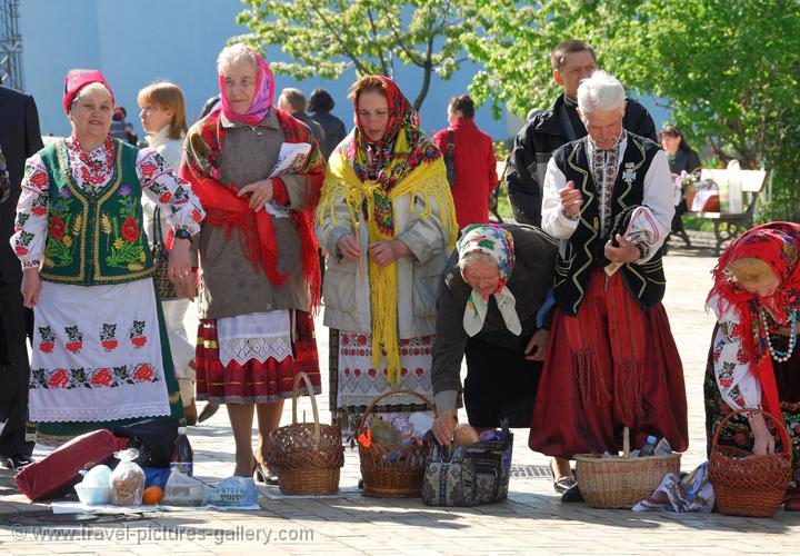 Pictures of Ukraine - traditional dress, people, Easter celebration, Kyiv (Kiev)