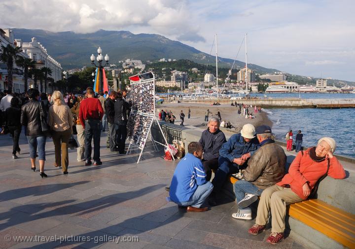 Pictures of Ukraine - Yalta, people at the waterfront