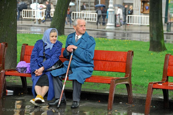 Pictures of Ukraine - elderly people on a bench, Lviv