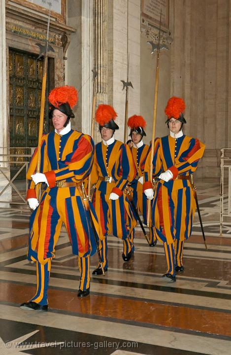 Pictures of Italy - Rome-0023 - the Papal Swiss Guard in the Vatican ...