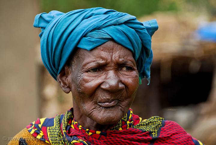 Pictures of Mali - Dogon-0019 - woman at the village of Tirelli