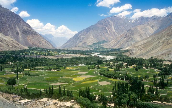 Pictures of Pakistan - Gilgit to Chitral-0001 - a fertile valley ...