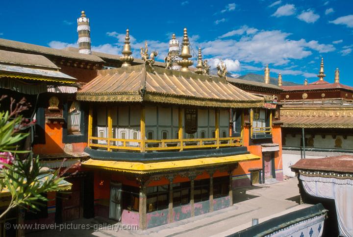 pictures-of-tibet-lhasa-0004-the-jokhang-temple-the-most-sacred