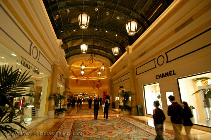 shopping in style at the Bellagio